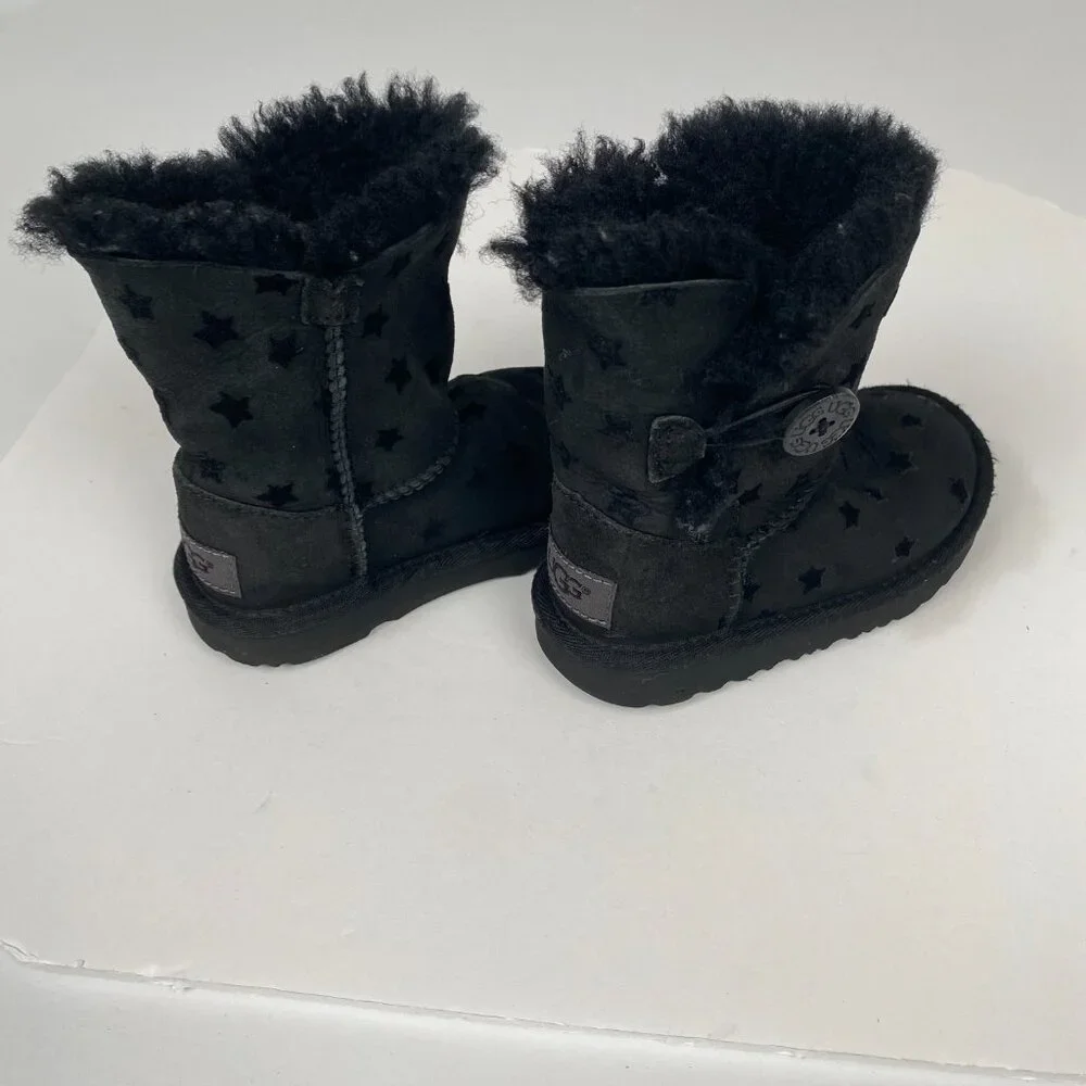 UGG‎ Kid’s Classic Boots Black Star Pattern Size 8 Girls Winter Snow Comfort